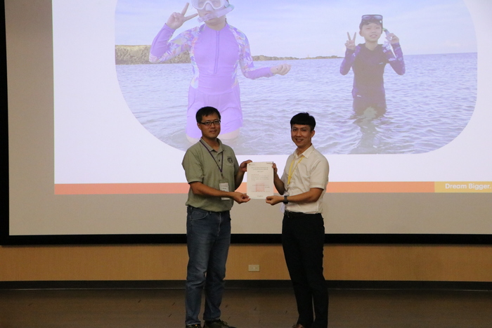 系主任與講者合照